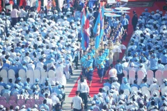 Lễ mít tinh kỷ niệm 74 năm thành lập CPP diễn ra trong khuôn viên trụ sở trung ương CPP ở trung tâm thủ đô Phnom Penh, thu hút hơn 10.000 người tham gia. (Ảnh: Huỳnh Thảo/TTXVN)