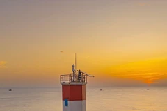 Choáng ngợp trước vẻ hoang sơ, trữ tình của hải đăng Gành Đèn một sớm bình minh