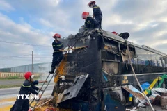 Đội Chữa cháy và Cứu nạn cứu hộ Khu vực 1, Phòng Cảnh sát Phòng cháy chữa cháy và Cứu nạn Cứu hộ tỉnh Quảng Trị huy động lực lượng chữa cháy xe khách. (Ảnh: TTXVN phát)