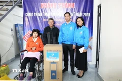 Tặng quà cho chị Nguyễn Thị Vân tại xã Mão Điền, thị xã Thuận Thành (Bắc Ninh). (Ảnh: Thanh Thương/TTXVN)