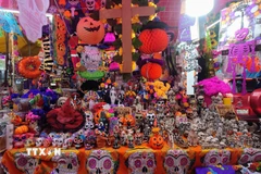 Một gian hàng bán các sản phẩm phục vụ "Lễ hội của người chết - Día de los Muertos" tại chợ Dulces de Ampudia, thủ đô Mexico City, Mexico. (Ảnh: Phi Hùng/TTXVN)