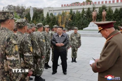 Nhà lãnh đạo Triều Tiên Kim Jong Un thăm trụ sở Quân đoàn 11 của Quân đội Nhân dân Triều Tiên. (Ảnh: KCNA/TTXVN)