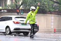 Trung Quốc đã kích hoạt hệ thống ứng phó khẩn cấp với bão, lũ cấp IV, cơn bão thứ 13 trong năm nay, đang tiến về vùng duyên hải. (Ảnh: THX/TTXVN) 