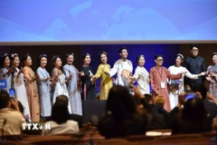 Trình diễn bộ sưu tập Áo dài mang tên “Lúa” của nhà thiết kế Lê Thanh Danh tại hội thảo. (Ảnh: Đào Dũng/TTXVN)