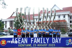 Đại diện Đại sứ quán các nước thành viên ASEAN tại Lào thể hiện sự đoàn kết. (Ảnh: Xuân Tú/TTXVN)