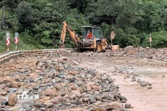 Một trận lũ ống đã cuốn hàng nghìn tấn đá, kèm bùn từ trên núi phủ kín mặt đường đèo Lò Xo (đường Hồ Chí Minh) một đoạn khoảng 200 mét chiều dài, rộng khoảng 12 m và cao từ 1-1,5 m khiến giao thông đoạn trên tắt hoàn toàn. (Ảnh: Cao Nguyên/TTXVN)