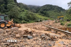 Quảng Ngãi: Hàng nghìn mét khối đất đá phủ kín mặt đường đèo Lò Xo 