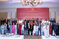 Tổng Bí thư Tô Lâm và Phu nhân với cộng đồng người Việt Nam tại Anh. (Ảnh: Thống Nhất/TTXVN) 