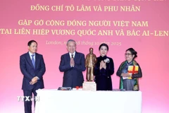 Tổng Bí thư Tô Lâm gặp gỡ cán bộ nhân viên Đại sứ quán và người Việt Nam tại Anh