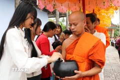 Nghi thức đặt bát dâng thức ăn đến chư tăng. (Ảnh: Hồng Thái/TTXVN)