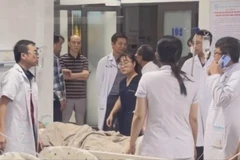 Các bác sỹ Bệnh viện Hữu Nghị Quảng Bình nỗ lực cứu sống 2 nạn nhân bị điện giật nguy kịch.