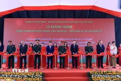 Các đại biểu thực hiện nghi thức cắt băng khánh thành. (Ảnh: Tuấn Anh/TTXVN)