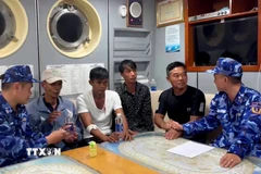 Lực lượng chức năng Bộ Tư lệnh Vùng Cảnh sát biển 4 kiểm tra sức khỏe, động viên tinh thần các thuyền viên. (Ảnh: TTXVN phát) 