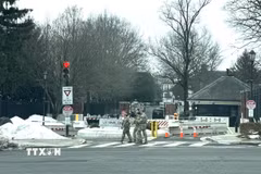 Lính Vệ binh Quốc gia tuần tra bên ngoài khu phức hợp U.S Naval Observatory ở thủ đô Washington D.C, nơi ở của Phó Tổng thống Mỹ. (Ảnh: Đoàn Hùng/TTXVN)