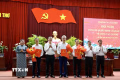 Lãnh đạo Thành ủy Cần Thơ trao quyết định của Ban Bí thư chỉ định các đồng chí tham gia Ban Chấp hành Đảng bộ thành phố nhiệm kỳ 2025-2030. (Ảnh: Ngọc Thiện/TTXVN)