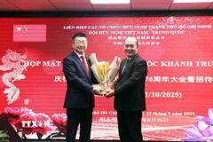 Ông Hồ Xuân Lâm (phải), Phó Chủ tịch, Tổng thư ký Liên hiệp các tổ chức hữu nghị Thành phố chúc mừng ông Đường Lập, Tổng lãnh sự Trung Quốc tại Thành phố Hồ Chí Minh tại buổi gặp mặt. (Ảnh: Xuân Khu/TTXVN) 