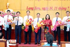 Lãnh đạo tỉnh Lạng Sơn chúc mừng ông Nguyễn Văn Trường (thứ 5, từ trái sang) được bầu giữ chức Phó Chủ tịch Hội đồng Nhân dân tỉnh Lạng Sơn. (Ảnh: Văn Đạt/TTXVN)