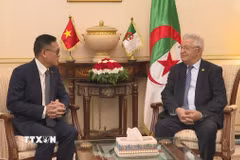 Đại sứ Việt Nam tại Algeria Trần Quốc Khánh đến chào từ biệt Chủ tịch Hội đồng Quốc gia (Thượng viện) Algeria Azzouz Nasri. (Ảnh: Nguyễn An/TTXVN)
