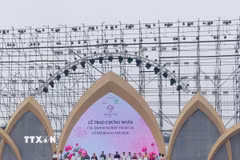 Ban tổ chức trao Giấy chứng nhận cho các đơn vị tham gia, đồng hành với Lễ hội Sen 2026. (Ảnh: Tuyết Mai/TTXVN)