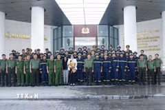 Thượng tướng Lê Văn Tuyến, Thứ trưởng Bộ Công an với đoàn công tác Bộ Công an lên đường thực hiện nhiệm vụ cứu nạn, cứu hộ tại Venezuela. (Ảnh: Phạm Kiên/TTXVN)