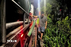 Hành vi xả thải trái phép này đi ngược lại chủ trương quyết liệt của thành phố Hà Nội trong việc làm sạch sông Tô Lịch. (Ảnh: TTXVN phát) 