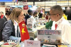 Khách hàng tìm hiểu các điểm đến du lịch của thủ đô Hà Nội và các địa phương khác của Việt Nam. (Ảnh: Hữu Chiến/TTXVN) 