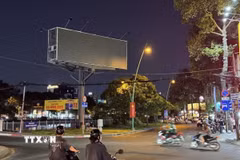 Nhiều bảng hiệu, màn hình LED và hệ thống chiếu sáng trang trí trên đường Hoàng Sa, phường Nhiêu Lộc đã giảm sáng hoặc tắt sau 22 giờ. (Ảnh: Thanh Vũ/TTXVN)