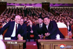 Nhà lãnh đạo Triều Tiên Kim Jong-un (phải, hàng đầu) và Bộ trưởng Quốc phòng Nga Andrei Belousov (trái, hàng đầu) dự một sự kiện tại Bình Nhưỡng. (Ảnh: Yonhap/TTXVN)