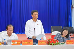 Chủ tịch Hội đồng Dân tộc của Quốc hội Lâm Văn Mẫn đánh giá cao những kết quả mà xã Khánh Lâm đạt được trong việc triển khai các chính sách đặc thù thời gian qua. (Ảnh: Huỳnh Anh/TTXVN)
