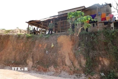 Gia đình anh Nguyễn Trọng Mạnh tại xã Phú Trung (Đồng Nai) đã hiến gần 1ha đất để làm đường nhưng hiện tại nhà anh bị chênh cao hơn 3m so với mặt đường, gây khó khăn cho sinh hoạt và nguy cơ sạt lở. (Ảnh: Đậu Tất Thành/TTXVN)