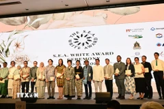 Các nhà văn được vinh danh tại Lễ trao giải thưởng văn học ASEAN 2024-2025. (Ảnh: Đỗ Sinh/TTXVN)