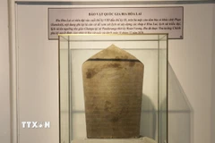 Bảo vật quốc gia bia Hòa Lai đang được trưng bày tại Bảo tàng tỉnh Khánh Hòa (Cơ sở 2, phường Phan Rang). (Ảnh: Nguyễn Thành/TTXVN)