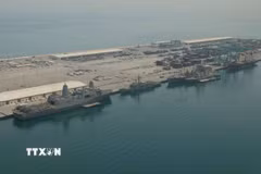Tàu chiến của Hạm đội 5 Hải quân Mỹ rời khỏi căn cứ quân sự ở Bahrain do lo ngại các vụ tấn công từ Iran. (Ảnh: X/TTXVN)