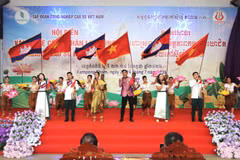 Tiết mục tốp ca múa “Việt Nam-Campuchia Samaky” của công ty Chư Sê Kampong Thom. (Ảnh: Minh Hưng/TTXVN)