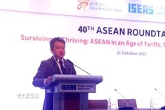 Diễn giả chính Liew Chin Tong, Thứ trưởng Bộ Đầu tư, Thương mại và Công nghiệp Malaysia, phát biểu tại Hội nghị. (Ảnh: Tất Đạt/TTXVN)