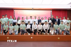Đại diện thanh niên và đại biểu hai nước Việt-Trung dự buổi đối thoại. (Ảnh: Công Tuyên/TTXVN)