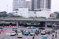 Các phương tiện tham gia giao thông tại Hà Nội. (Ảnh: Văn Điệp/TTXVN)