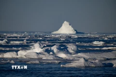 Băng tan do nhiệt độ ấm lên tại đảo Greenland thuộc Bắc Cực. (Ảnh: AFP/TTXVN)