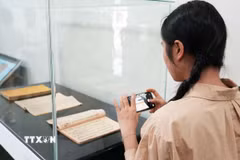 Triển lãm “Chuyện kể từ những trang cổ thư" là cơ hội để công chúng hiểu rõ hơn về tâm huyết và niềm tự hào của tiền nhân, từ đó tiếp tục gìn giữ và phát huy bản sắc văn hóa dân tộc trong thời đại mới. (Ảnh: Nguyên Lý/TTXVN).