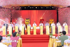 Các đại biểu thực hiện nghi thức bấm nút khởi công công trình nhà ở xã hội tại phường An Xuyên. (Ảnh: Trung Kiên/TTXVN) 