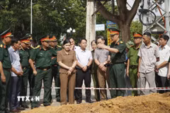 Ban Chỉ đạo 515 tỉnh Quảng Ngãi khảo sát trực tiếp tại khu vực thăm dò. (Ảnh: Dư Toán/TTXVN)