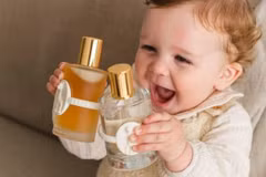 Loại nước hoa có mùi hương dễ chịu như ‘đầu trẻ sơ sinh’, với kỳ vọng mang lại cảm giác thư giãn cho các bậc cha mẹ. Ảnh minh họa.