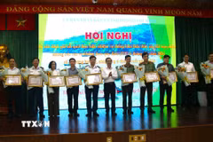 Tuyên dương các tập thể, cá nhân đóng góp tích cực cho công tác phòng, chống khai thác thủy sản bất hợp pháp, không báo cáo và không theo quy định. (Ảnh: Hương Giang/TTXVN)
