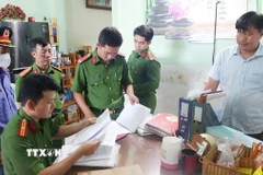 Lực lượng chức năng khám xét nơi ở của bị can Trần Phú Hào. (Ảnh: Công Mạo/TTXVN)