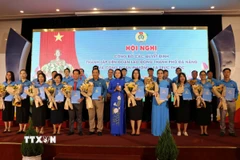 Liên đoàn Lao động thành phố Đà Nẵng công bố các quyết định thành lập 24 công đoàn phường, xã trên địa bàn. (Ảnh: Khoa Chương/TTXVN) 