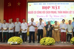 Tặng quà người có công, thân nhân liệt sĩ nhân dịp tết Nguyên đán Ất Tỵ. (Ảnh: Hồng Thái/TTXVN)