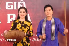 Những chuyến lưu diễn đến vùng sâu, vùng xa phục vụ nhiều đối tượng khán giả luôn được Nhà hát Cải lương Trần Hữu Trang bền bỉ duy trì. (Ảnh: Hữu Duyên/TTXVN)