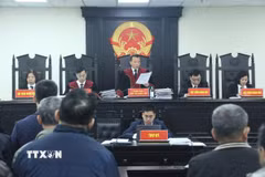 Hội đồng xét xử công bố Quyết định đưa vụ án ra xét xử. (Ảnh: Kim Anh/TTXVN)