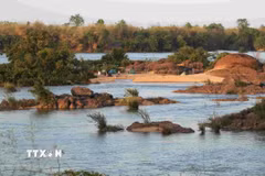 Cách thành phố Stung Treng khoảng 15km, khu du lịch cộng đồng cồn “Koh Meas Sesan” ẩn mình giữa dòng Sesan thuộc địa phận ấp Kamphun (xã Kamphun, huyện Sesan, tỉnh Stung Treng) đang trở thành điểm đến hấp dẫn du khách. Ảnh: Huỳnh Thảo - PV TTXVN tại Campuchia