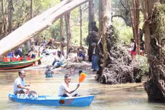 Du khách hòa mình với thiên nhiên tại cồn Koh Han, trong quần thể Khu Ramsar thượng nguồn sông Mekong rộng 1.460 ha ở tỉnh Stung Treng, vùng Đông Bắc Campuchia. (Ảnh: Huỳnh Thảo/TTXVN)